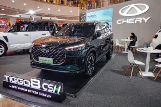 Teks Foto: Mobil Chery Tiggo 8 CSH Sapa Pengunjung Mall MKG dalam kegiatan Chery Mall Exhibition, Jakarta Utara. (Dok. Chery Sales Indonesia)