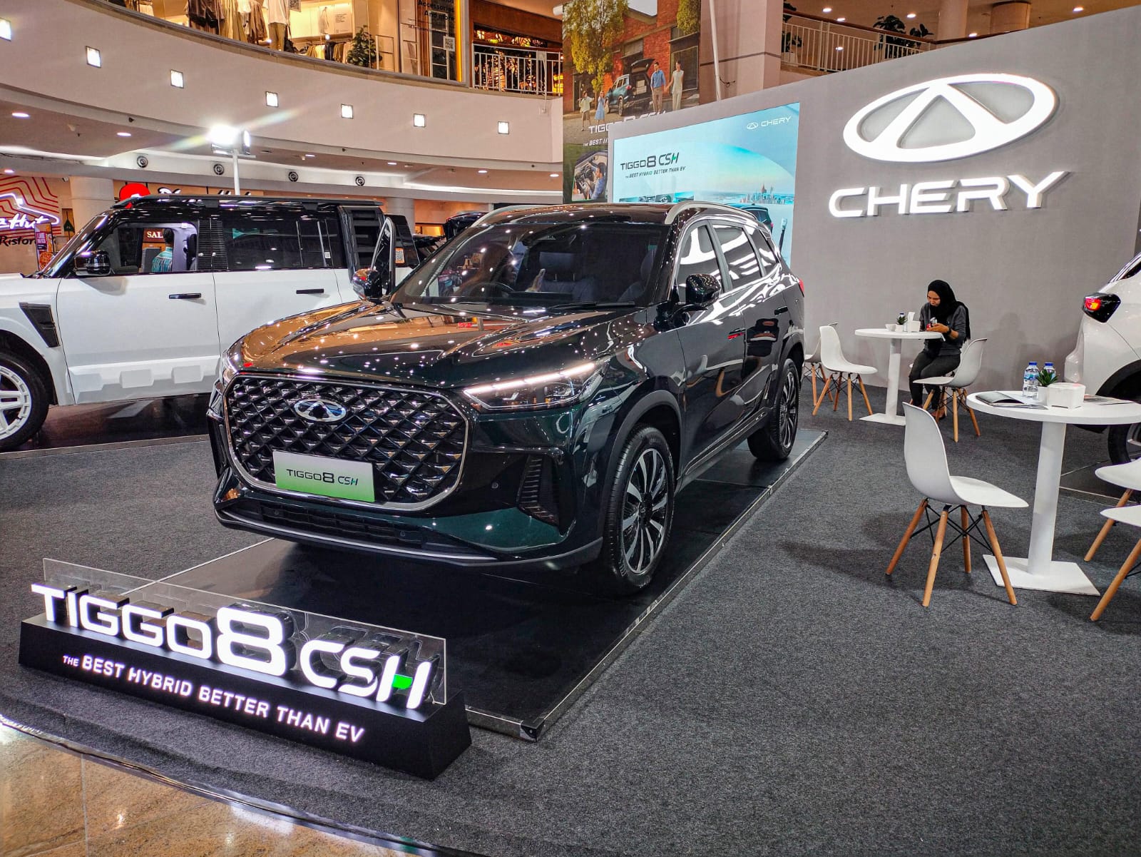 Teks Foto: Mobil Chery Tiggo 8 CSH Sapa Pengunjung Mall MKG dalam kegiatan Chery Mall Exhibition, Jakarta Utara. (Dok. Chery Sales Indonesia)