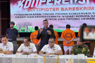 Teks foto: Bareskrim Polri menahan 2 tersangka jaringan internasional perdagangan gading gajah satwa dilindungi secara ilegal di Sukabumi, Jawa Barat, dan Tebet, Jakarta Selatan. (Dok. Divhumas Polri)