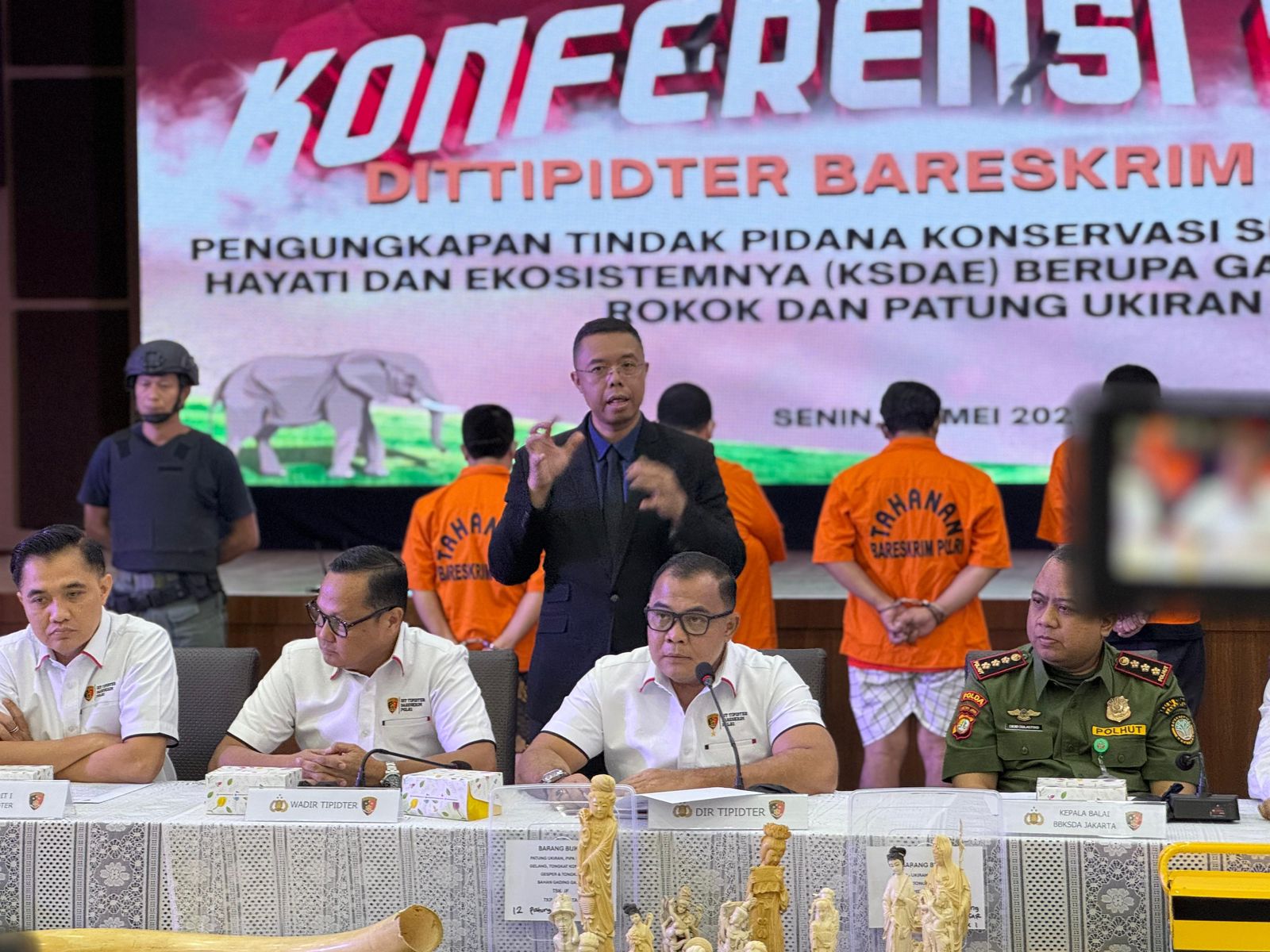 Teks foto: Bareskrim Polri menahan 2 tersangka jaringan internasional perdagangan gading gajah satwa dilindungi secara ilegal di Sukabumi, Jawa Barat, dan Tebet, Jakarta Selatan. (Dok. Divhumas Polri)