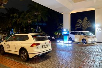 Teks foto: Dua Mobil anyar Volkswagen Indonesia Tiguan Allspace dan ID. Buzz mejeng di Javajazz Festival 2025. (Dok. Volkswagen Indonesia)