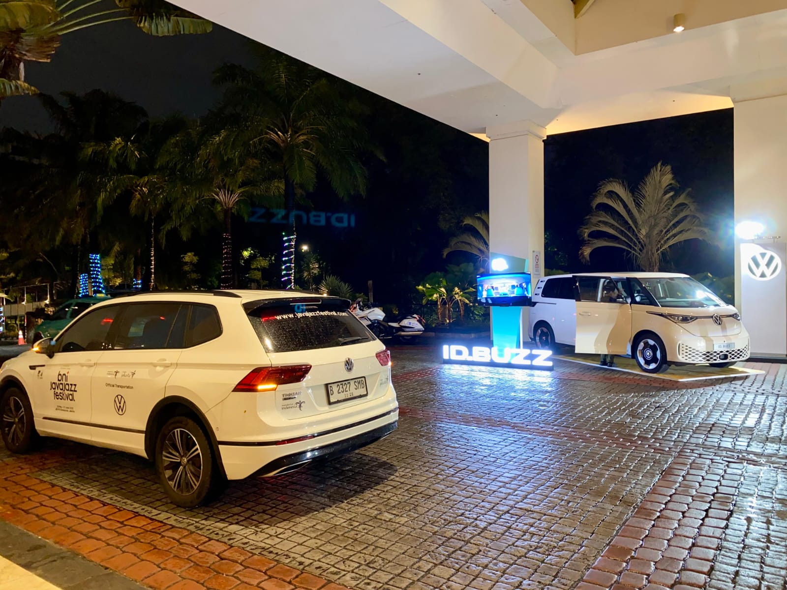 Teks foto: Dua Mobil anyar Volkswagen Indonesia Tiguan Allspace dan ID. Buzz mejeng di Javajazz Festival 2025. (Dok. Volkswagen Indonesia)