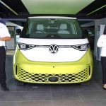 Teks foto: Mobil listrik ID. Buzz di Volkswagen City Store MT Haryono, Jakarta. (Dok. Volkswagen Indonesia)