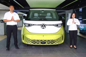 Teks foto: Mobil listrik ID. Buzz di Volkswagen City Store MT Haryono, Jakarta. (Dok. Volkswagen Indonesia)