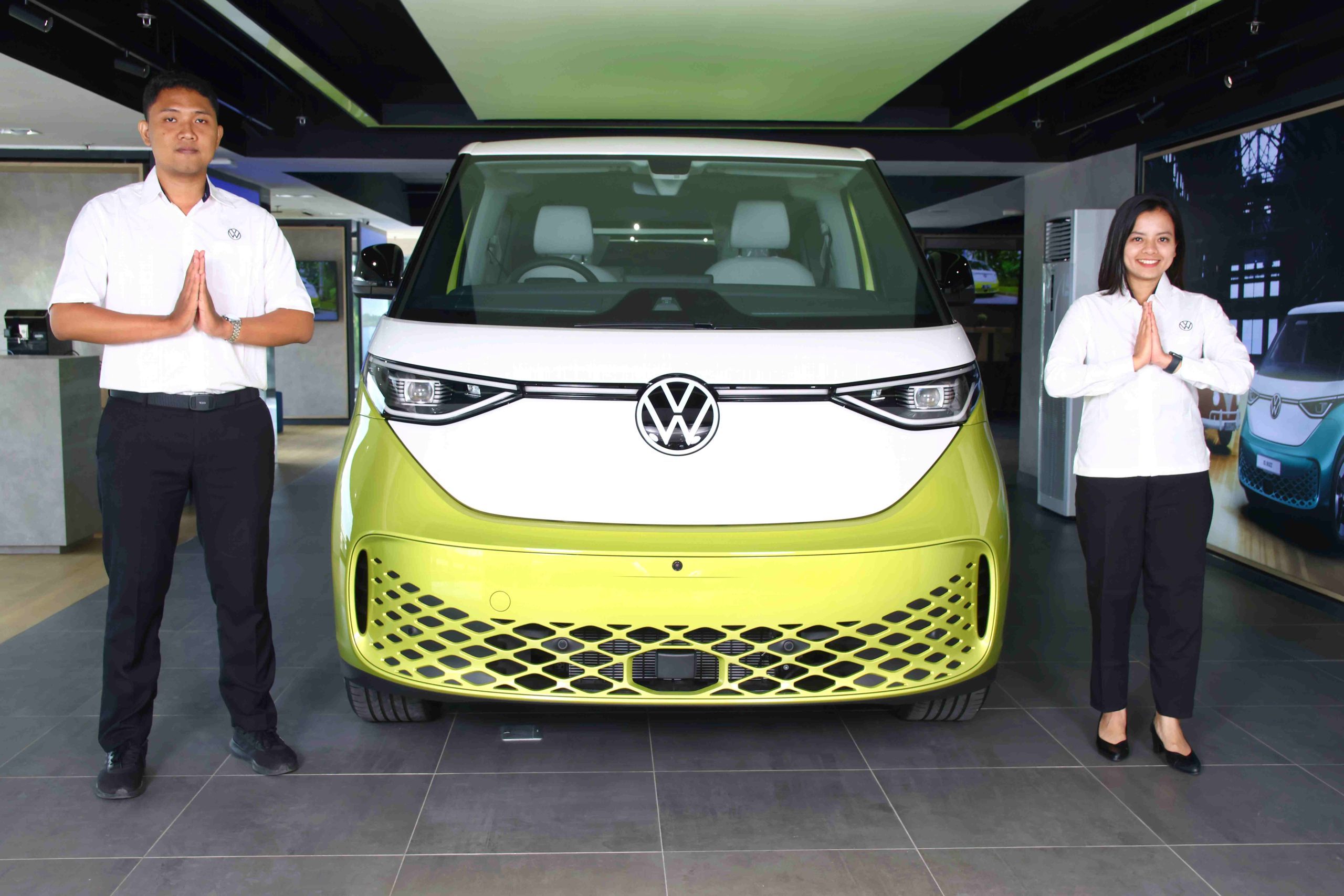 Teks foto: Mobil listrik ID. Buzz di Volkswagen City Store MT Haryono, Jakarta. (Dok. Volkswagen Indonesia)