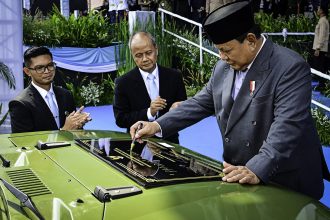Teks foto: Kendaraan Listrik Taktis terbaru produksi BUMN PT Pindad MV3-EV ‘Pandu’ dalam ajang Indo Defence 2025 Expo resmi diluncurkan Presiden RI Prabowo Subianto di JIEXPO Kemayoran, Jakarta. (Dok. BPMI Setpres)