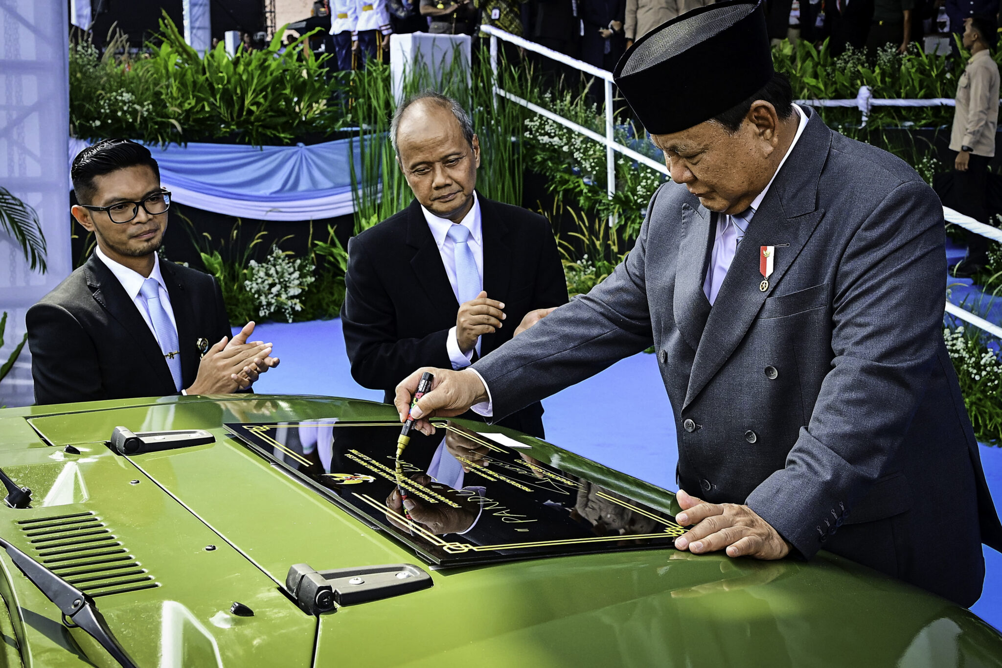Teks foto: Kendaraan Listrik Taktis terbaru produksi BUMN PT Pindad MV3-EV ‘Pandu’ dalam ajang Indo Defence 2025 Expo resmi diluncurkan Presiden RI Prabowo Subianto di JIEXPO Kemayoran, Jakarta. (Dok. BPMI Setpres)