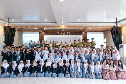 Teks foto: Hyundai Connect – A Day With Hyundai kegiatan lintas budaya interaktif bersama beberapa sekolah. (Dok. Hyundai Indonesia)