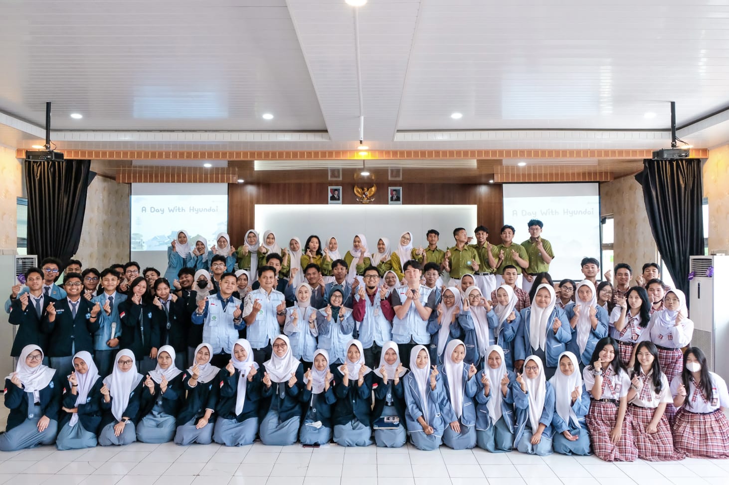 Teks foto: Hyundai Connect – A Day With Hyundai kegiatan lintas budaya interaktif bersama beberapa sekolah. (Dok. Hyundai Indonesia)