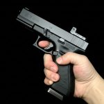 Ilustrasi seseorang memegang pistol. (Dok. Aksipembaruan.com)