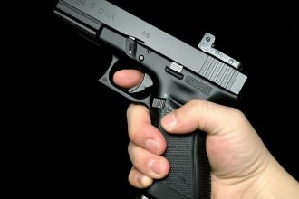 Ilustrasi seseorang memegang pistol. (Dok. Aksipembaruan.com)