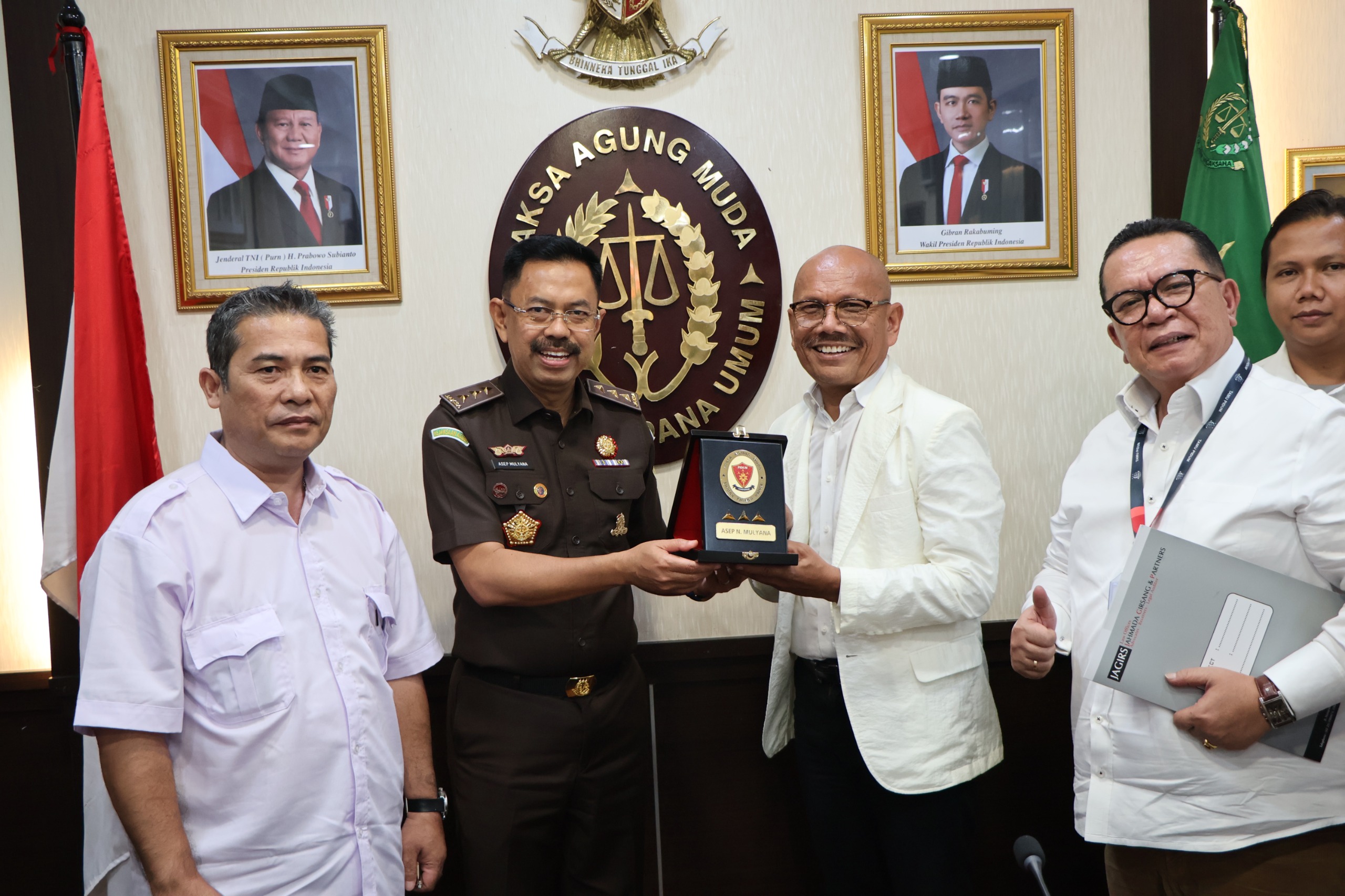 Teks Foto: Jaksa Agung Muda Tindak Pidana Umum (Jampidum) Kejaksaan Agung Prof. Asep N. Mulyana terima audiensi Tim Tumpas bahas premanisme berkedok Ormas. (Dok. Kejagung)