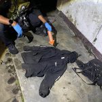 Teks Foto: Petugas Satgas Ops Damai Cartenz 2025 melakukan identifikasi terduga pelaku KKB yang tewas pasca kontak senjata di Jayawijaya, Papua Pegunungan. (Dok. Divhumas Polri)