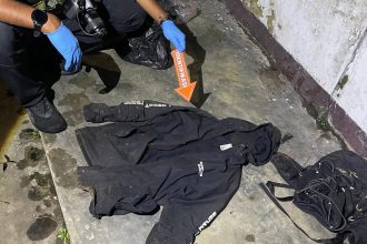 Teks Foto: Petugas Satgas Ops Damai Cartenz 2025 melakukan identifikasi terduga pelaku KKB yang tewas pasca kontak senjata di Jayawijaya, Papua Pegunungan. (Dok. Divhumas Polri)