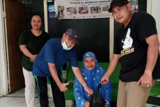 Teks Foto: Kejari Jakarta Barat menyalurkan hewan kurban ke warga Jakarta Barat dan Panti Jompo. (Dok. Kejari Jakbar)