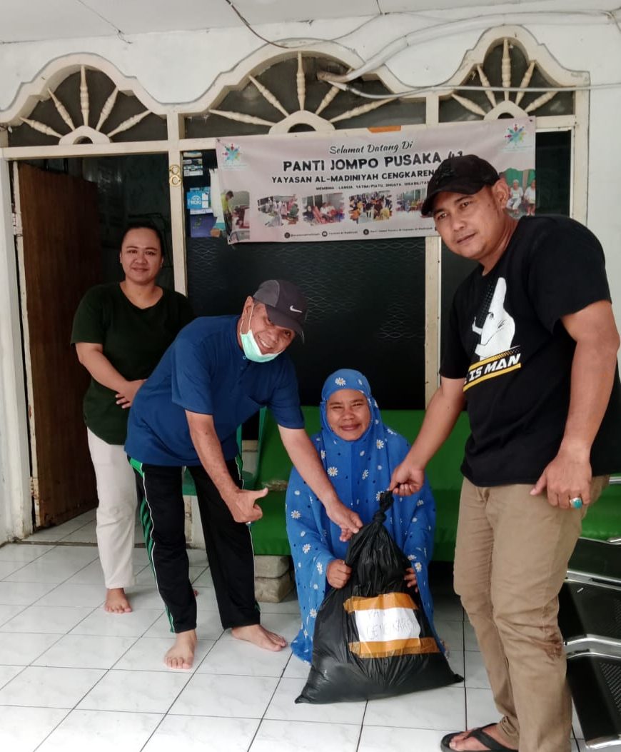 Teks Foto: Kejari Jakarta Barat menyalurkan hewan kurban ke warga Jakarta Barat dan Panti Jompo. (Dok. Kejari Jakbar)