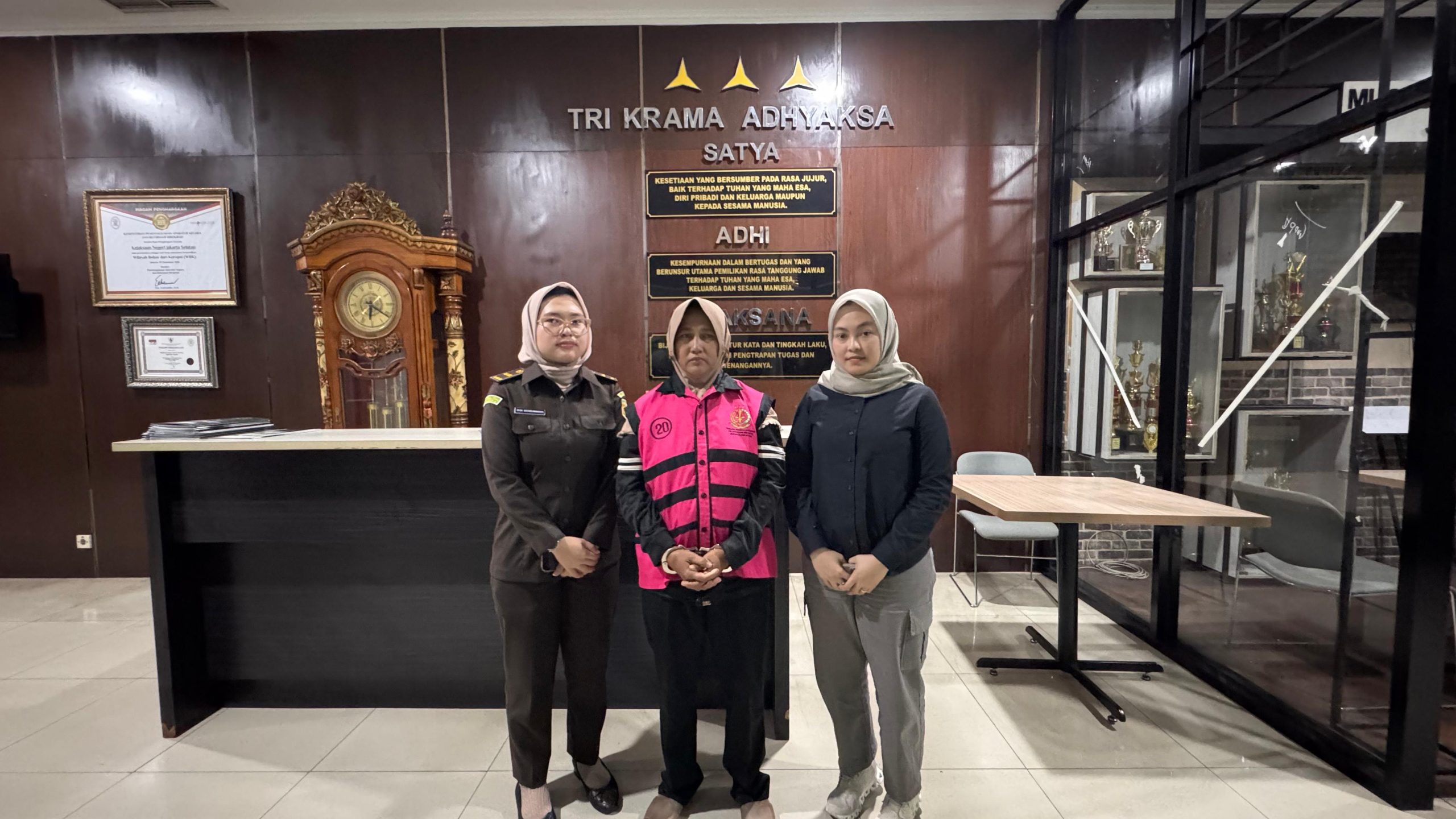 Teks foto: Kejaksaan Negeri Jakarta Selatan menahan tersangka ke-5 Kasus Dugaan Korupsi Kredit Fiktif Bank BUMN BRI, Jakarta Selatan. (Dok. Kejari Jaksel)