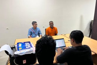 Teks Foto: DPO KKB Tersangka Puncak atas nama Yekis Wanimbo alias Salahmakan Tabuni, yang terlibat dalam aksi pembakaran Camp PT. Unggul pada 2021 lalu ditangkap petugas Satgas Ops Damai Cartenz 2025. (Dok. Divhumas Polri)