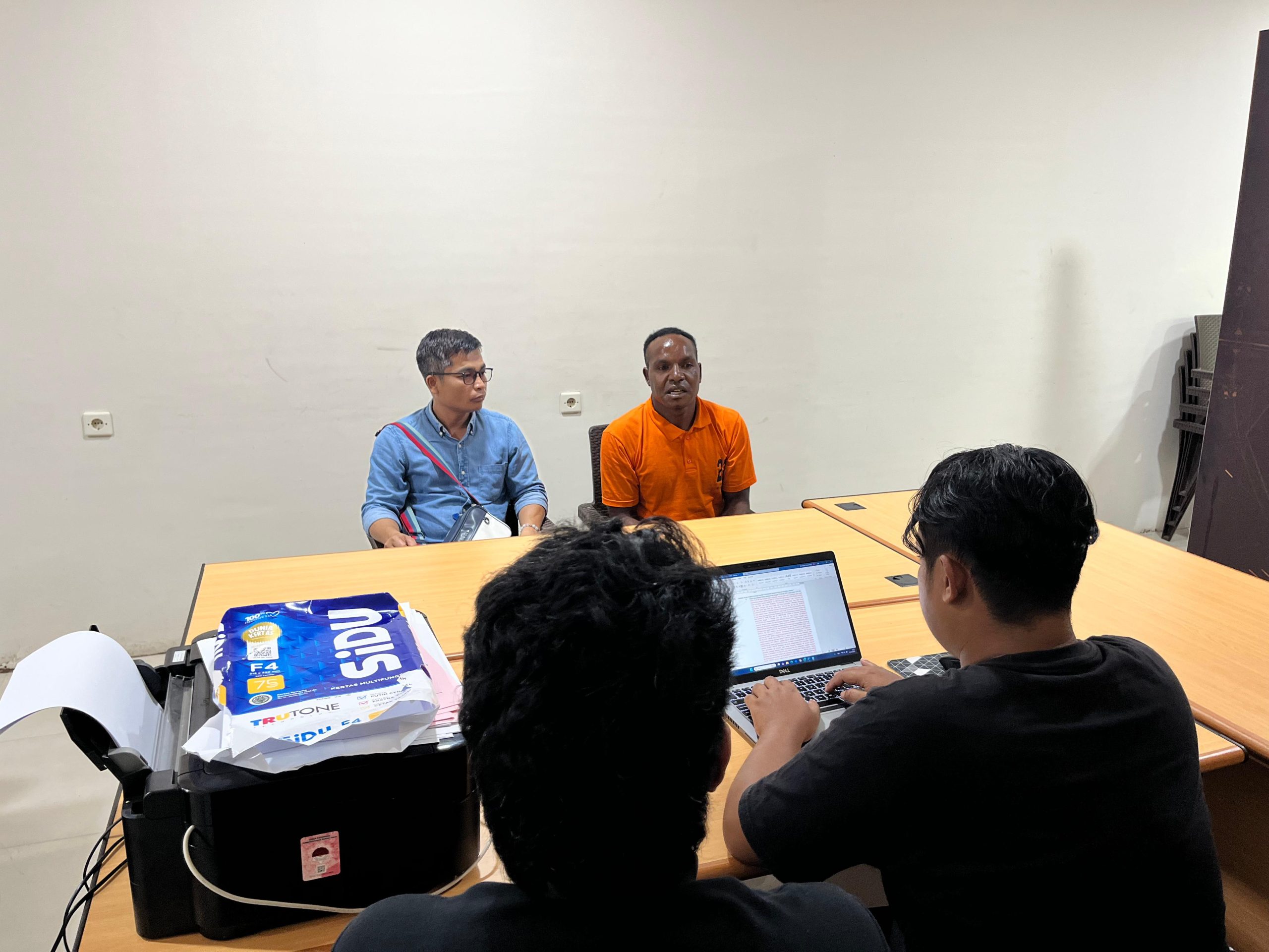 Teks Foto: DPO KKB Tersangka Puncak atas nama Yekis Wanimbo alias Salahmakan Tabuni, yang terlibat dalam aksi pembakaran Camp PT. Unggul pada 2021 lalu ditangkap petugas Satgas Ops Damai Cartenz 2025. (Dok. Divhumas Polri)