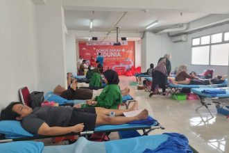 Teks foto: Ratusan warga melakukan aksi donor darah di Apartemen Kalibata City, Pancoran, Jakarta Selatan. (Aksipembaruan.com)