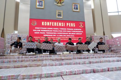 Teks foto: Kejaksaan Agung menyita uang barang bukti Rp 11,8 Triliun dari kasus dugaan korupsi CPO Minyak Goreng di Gedung Bundar Jampidsus, Kejagung, Jakarta. (Dok. Puspenkum)