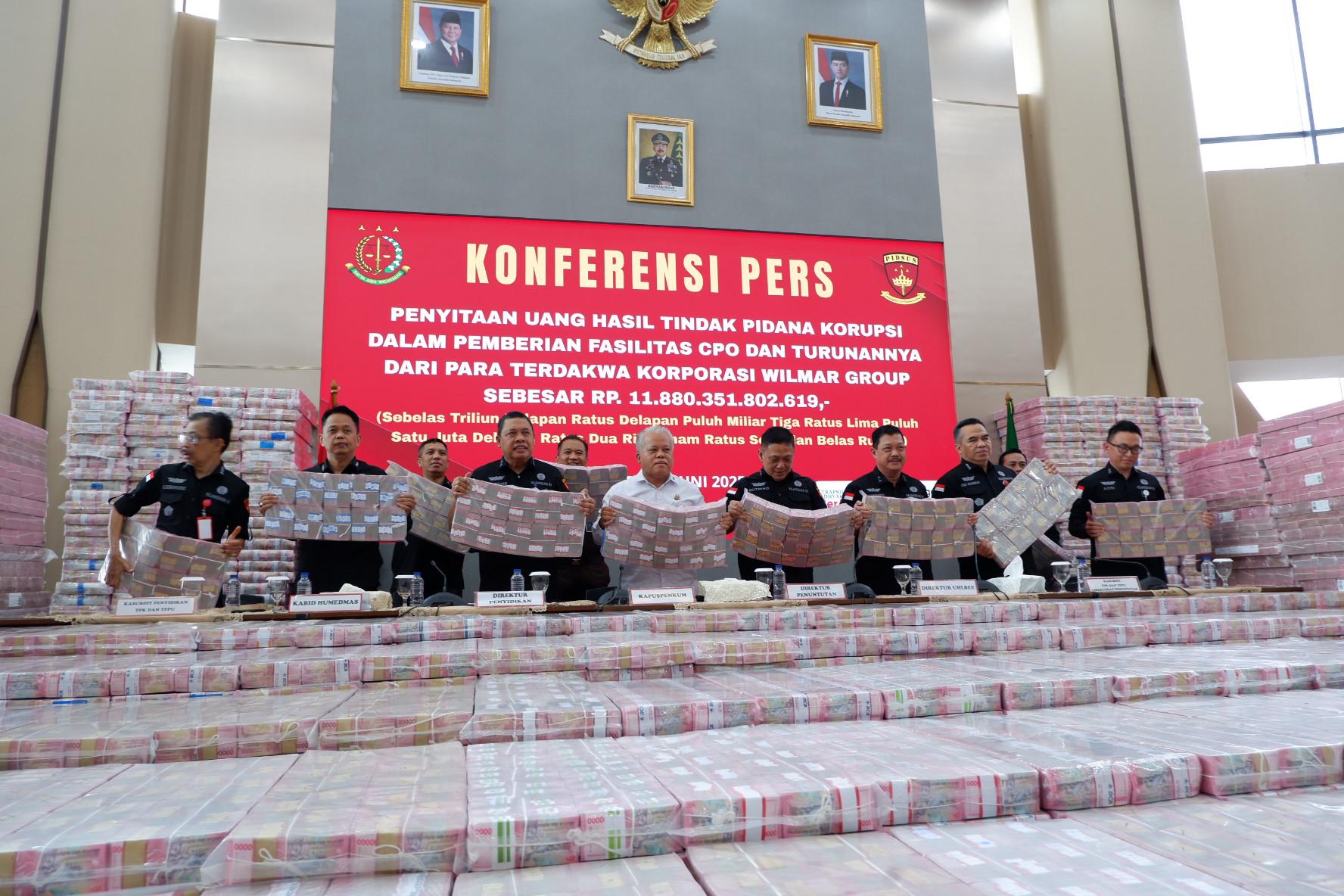 Teks foto: Kejaksaan Agung menyita uang barang bukti Rp 11,8 Triliun dari kasus dugaan korupsi CPO Minyak Goreng di Gedung Bundar Jampidsus, Kejagung, Jakarta. (Dok. Puspenkum)