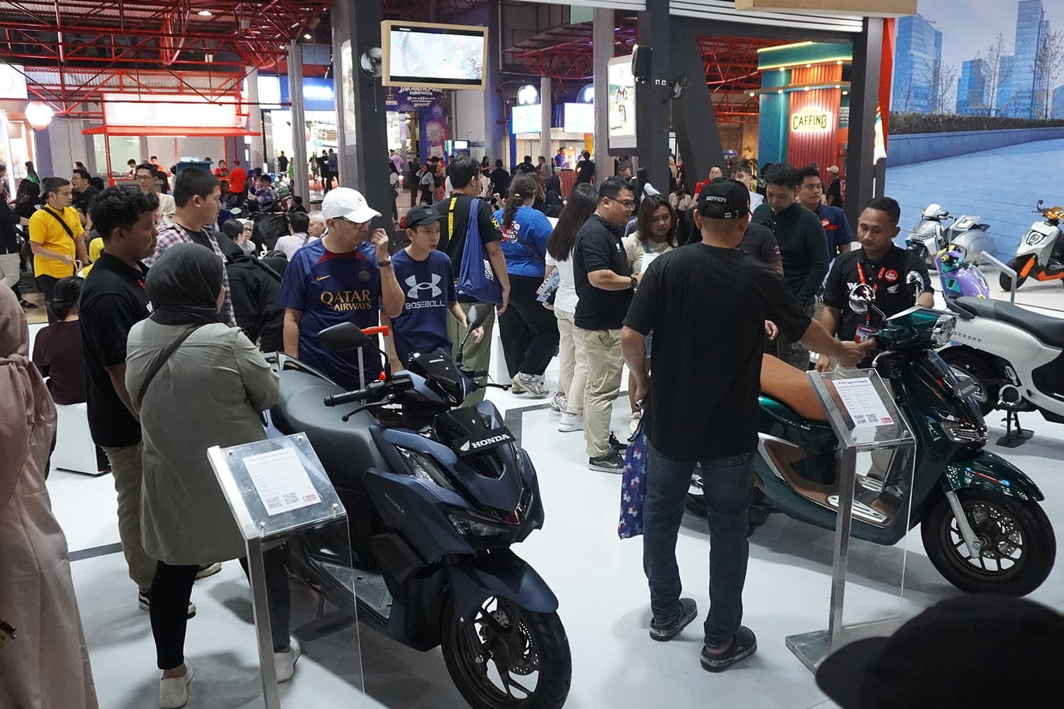 Teks foto: Suasana hari pertama Jakarta Fair Kemayoran 2025 sehari dibuka di booth Wahana Honda. (Istimewa)