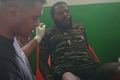 Teks foto: Salah satu warga korban penembakan KKB dilakukan perawatan di Rumah Sakit Papua. (Dok. Divhumas Polri)