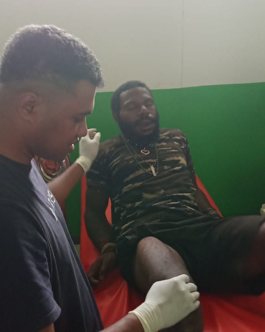 Teks foto: Salah satu warga korban penembakan KKB dilakukan perawatan di Rumah Sakit Papua. (Dok. Divhumas Polri)