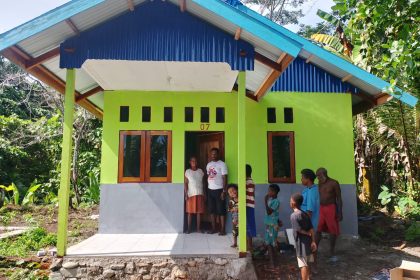 Teks foto: PT Kristalin Ekalestari menyerahkan rumah warga yang belum mendapatkan rumah dalam program CSR di Desa Nifasi, Distrik Makimi, Kabupaten Nabire, Papua Tengah. (Istimewa)