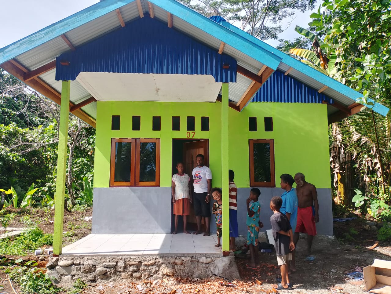 Teks foto: PT Kristalin Ekalestari menyerahkan rumah warga yang belum mendapatkan rumah dalam program CSR di Desa Nifasi, Distrik Makimi, Kabupaten Nabire, Papua Tengah. (Istimewa)