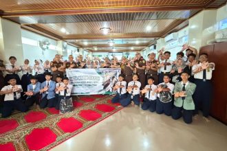 Teks Foto: Jaksa Kejari Jakarta Barat edukasi puluhan siswa-siswi SMPN 75 Jakarta Barat lewat program Jaksa Masuk Sekolah. (Istimewa)