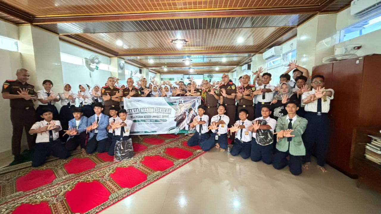 Teks Foto: Jaksa Kejari Jakarta Barat edukasi puluhan siswa-siswi SMPN 75 Jakarta Barat lewat program Jaksa Masuk Sekolah. (Istimewa)