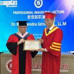 Teks Foto: Jamdatun R. Narendra Jatna meraih gelar Professor atau Guru Besar Fujian Polytechnic Normal University Tiongkok. (Dok. Kejagung)