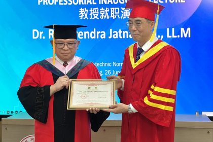 Teks Foto: Jamdatun R. Narendra Jatna meraih gelar Professor atau Guru Besar Fujian Polytechnic Normal University Tiongkok. (Dok. Kejagung)