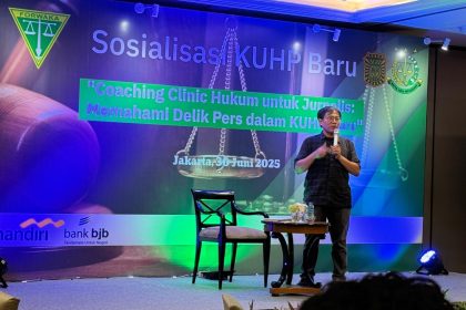 Teks Foto: Ketua Komisi Hukum dan Perundang-undangan Dewan Pers, Abdul Manan jadi narasumber coaching klinik hukum yang diselenggarakan oleh Forum Wartawan Kejaksaan (Forwaka) di Hotel kawasan Mahaka, Kebayoran Baru, Jakarta Selatan. (Istimewa)
