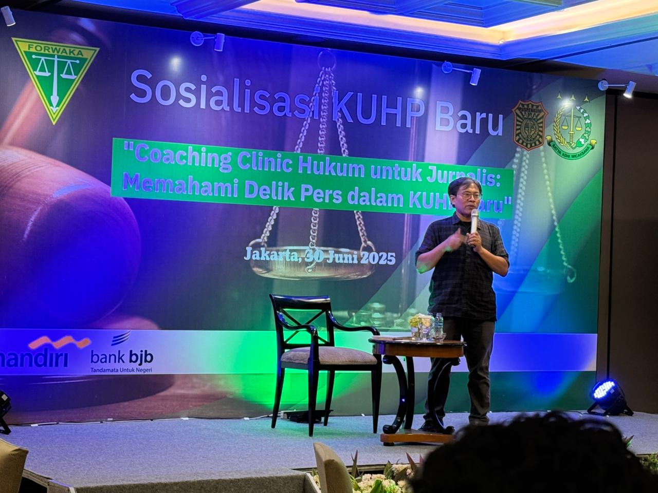 Teks Foto: Ketua Komisi Hukum dan Perundang-undangan Dewan Pers, Abdul Manan jadi narasumber coaching klinik hukum yang diselenggarakan oleh Forum Wartawan Kejaksaan (Forwaka) di Hotel kawasan Mahaka, Kebayoran Baru, Jakarta Selatan. (Istimewa)
