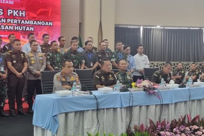 Teks foto: Satgas PKH menggelar jumpa pers di Gedung Bundar Jampidsus, Kejagung. (Aksipembaruan.com)