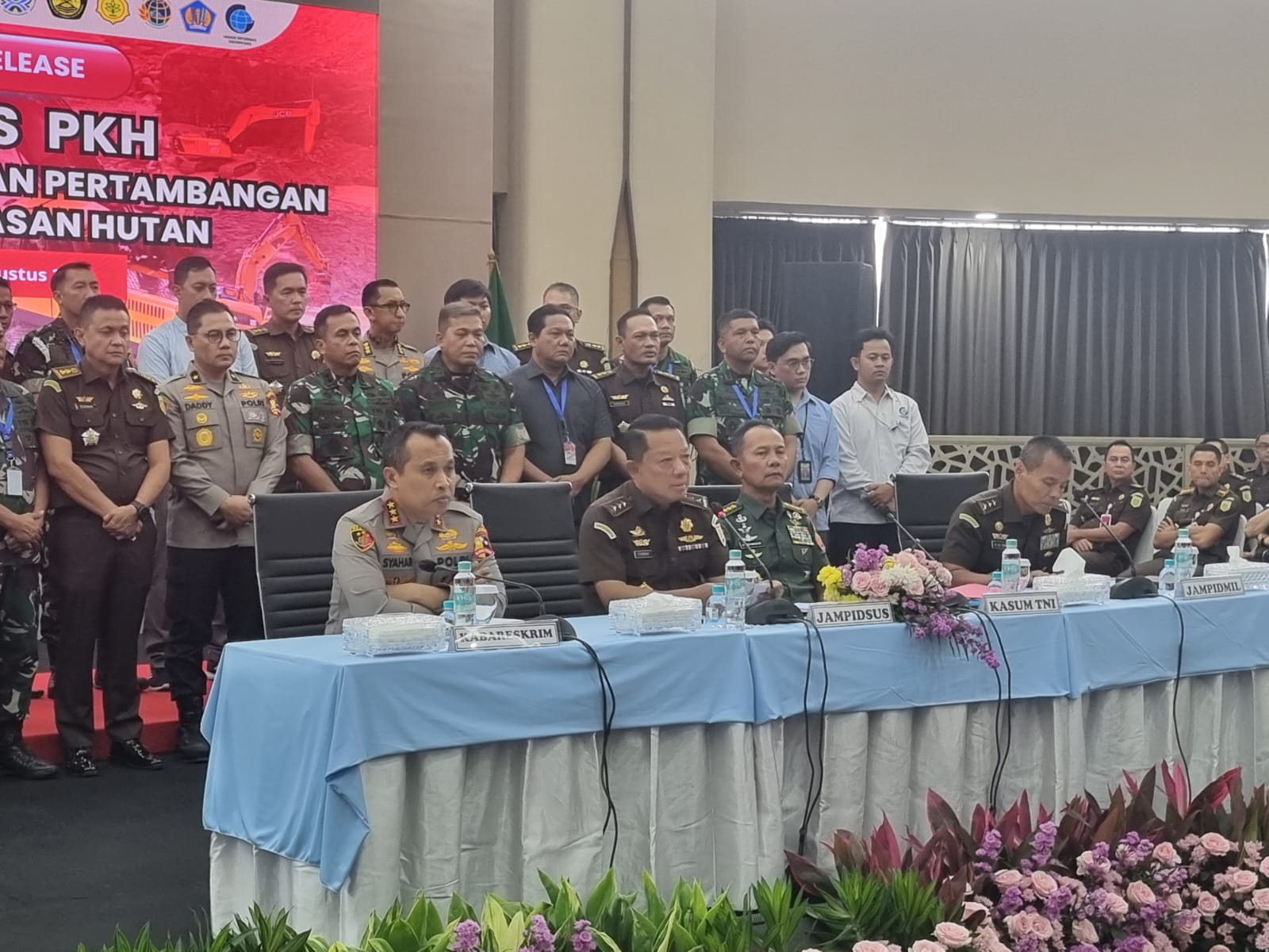 Teks foto: Satgas PKH menggelar jumpa pers di Gedung Bundar Jampidsus, Kejagung. (Aksipembaruan.com)
