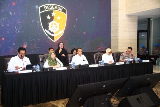 Teks foto: Mabes Polri mengelar jumpa pers pasca kerusuhan di Indonesia bersama KPAI, dan Kompolnas. (Dok. Divhumas Polri)