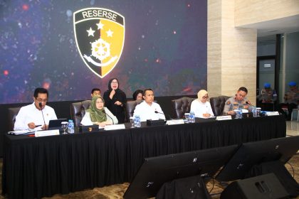Teks foto: Mabes Polri mengelar jumpa pers pasca kerusuhan di Indonesia bersama KPAI, dan Kompolnas. (Dok. Divhumas Polri)