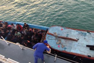 Teks foto: Petugas Polairud Mabes Polri mengagalkan sebuah perahu berisi 29 PMI Ilegal yang hendak berangkat ke Malaysia lewat laut perairan Tanjung Balai, Sumatera Utara. (Dok. Divhumas Polri)