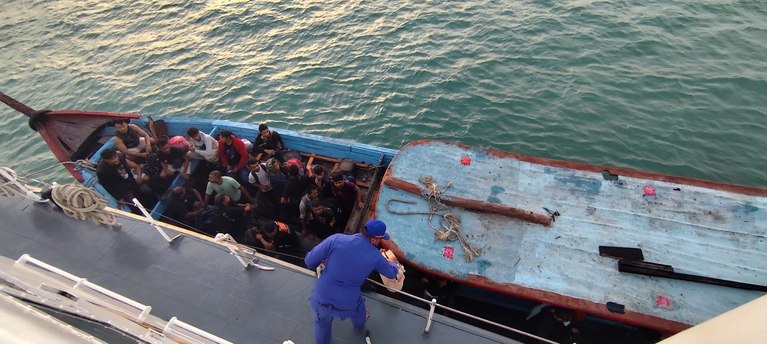 Teks foto: Petugas Polairud Mabes Polri mengagalkan sebuah perahu berisi 29 PMI Ilegal yang hendak berangkat ke Malaysia lewat laut perairan Tanjung Balai, Sumatera Utara. (Dok. Divhumas Polri)