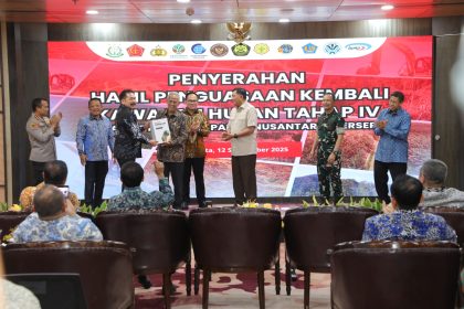 Teks Foto: Satgas PKH mengembalikan penguasaan kawasan hutan dari 245 perusahaan ke negara. (Dok. Puspenkum Kejagung)