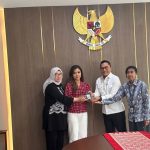 Teks foto: Wartawati CNN Indonesia Diana Valencia mediasi dengan Pihak Istana Negara BPMI Setpres, di Istana Negara, Jakarta, pasca ditariknya kartu liputan khusus di lingkungan Istana dan Kepresidenan RI. (Istimewa)