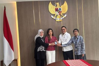 Teks foto: Wartawati CNN Indonesia Diana Valencia mediasi dengan Pihak Istana Negara BPMI Setpres, di Istana Negara, Jakarta, pasca ditariknya kartu liputan khusus di lingkungan Istana dan Kepresidenan RI. (Istimewa)