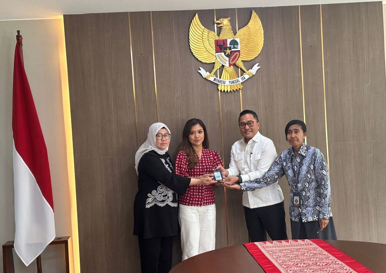 Teks foto: Wartawati CNN Indonesia Diana Valencia mediasi dengan Pihak Istana Negara BPMI Setpres, di Istana Negara, Jakarta, pasca ditariknya kartu liputan khusus di lingkungan Istana dan Kepresidenan RI. (Istimewa)