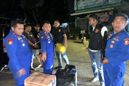 Teks Foto: Petugas Polairud menyita 50 ribu Benih Bening Lobster (BBL) di Cianjur, Jawa Barat. (Dok. Divhumas Polri)