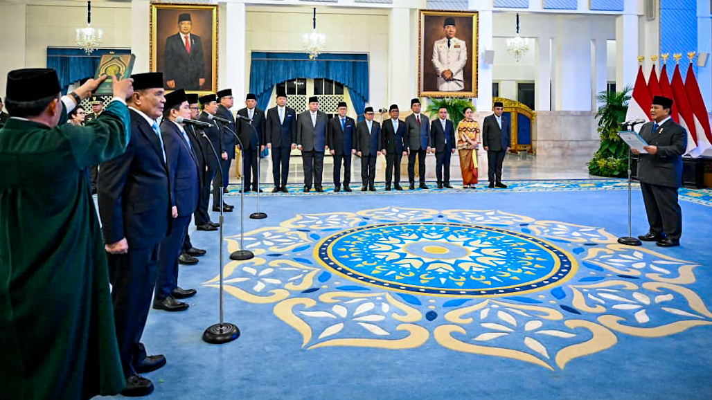 Teks Foto: Presiden RI Prabowo Subianto melantik menteri, wakil menteri hingga kepala staf kepresidenan di Istana Negara Rabu, (17/9/2025). (Dok. Setkab)