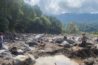 Teks Foto: Petugas kerahkan anjing pelacak K9 untuk melakukan pencarian korban bencana alam di Nagakeo, NTT. (Dok. Divhumas Polri)